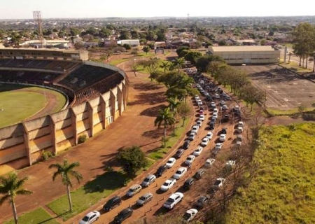 Drive do Pavilhão de Eventos continua e pessoas com 48 anos ou mais podem vacinar.
