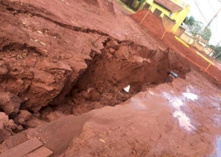 Obras paradas, chuva e lockdown deixaram moradores ‘ilhados’ em Dourados.
