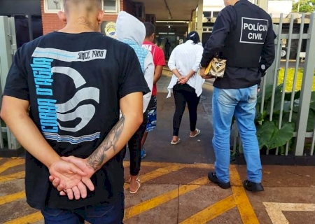 Operação para cumprimento de mandados tem cinco pessoas levadas à delegacia.