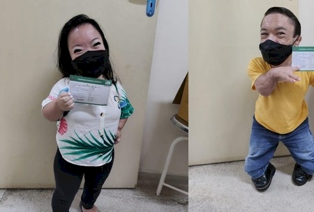 Com deficiência permanente, 'menor casal do mundo' toma vacina contra Covid no interior de SP;