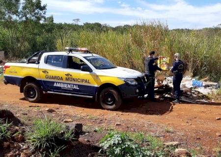 GUARDA MUNICIPAL AMBIENTAL ORIENTA A POPULAÇÃO SOBRE DESCARTE DE LIXO.