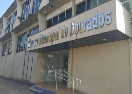 Juiz manda presidente da Câmara ler denúncia sob pena de crime desobediência.