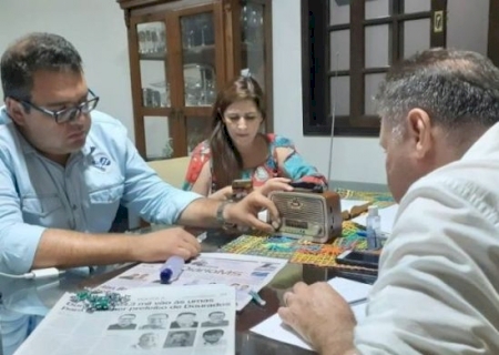 Jornal diz que vereadora sofre ameaças por insistir em apurar 'farra da publicidade'.