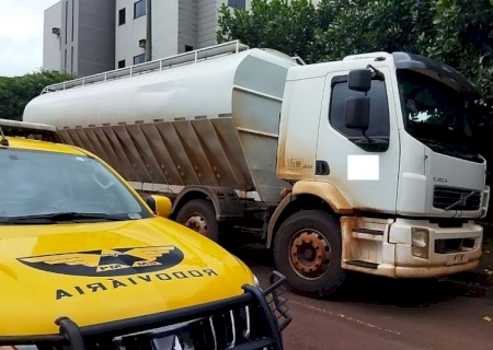 Polícia apreende em Dourados caminhão com carga de maconha estimada em 8t.