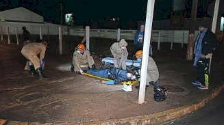Carro atravessa preferencial e mata motociclista em Dourados