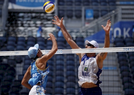 Vôlei de praia: Alison e Álvaro batem argentinos na estreia em Tóquio