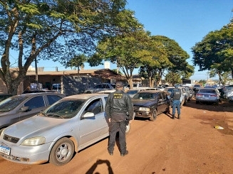 Homem é flagrado furtando pneus de carros apreendidos em frente ao DOF