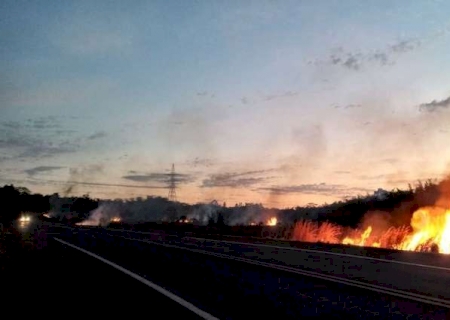 Incêndio em pastagem atinge anel viário em Dourados