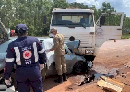 Casal morre após carro e caminhão baterem de frente na BR-262