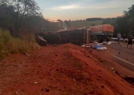 Casal de idosos morre em colisão envolvendo cinco veículos na BR-163