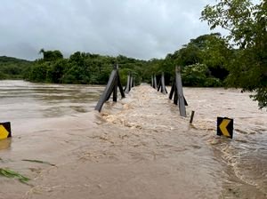 Nível do rio sobe 7 metros e faz ponte 'sumir' na divisa de municípios