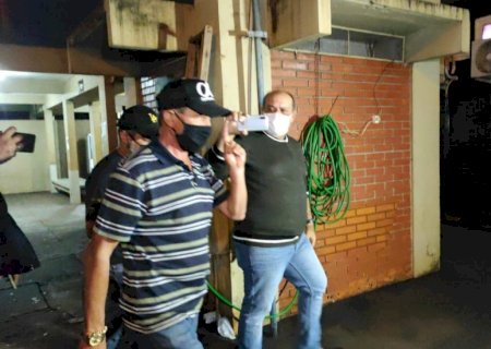 Justiça mantém preso e agenda interrogatório de detetive acusado de mandar matar esposa