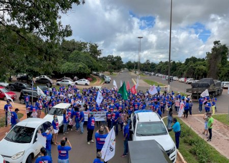 Professores protestam contra discriminação de convocados, que recebem 47% menos em MS