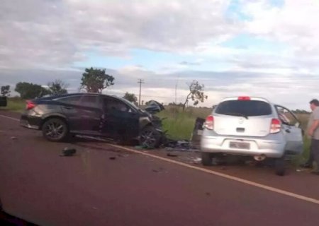 Colisão frontal entre veículos deixa três pessoas mortas em MS na BR-060