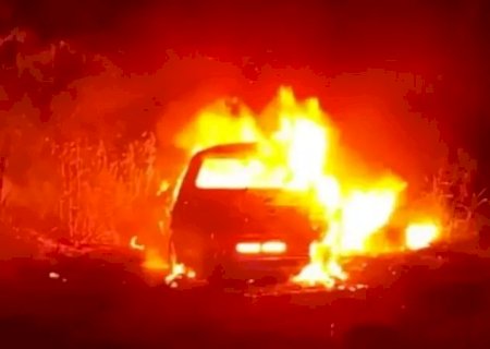 Fronteira: Carro que teria sido utilizado em atentado é incendiado