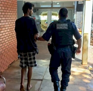 Homem é amarrado por populares após várias tentativas de furto em residências