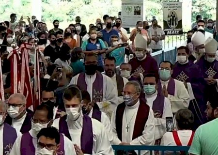 Pais não terceirizem a educação de seus filhos e valorizem o professor, aconselha Dom Dimas