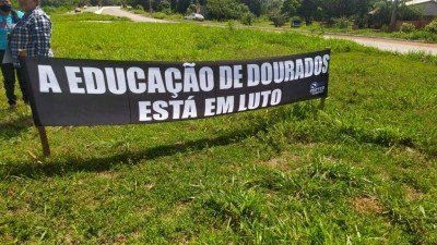 Educadores da Reserva Indígena de Dourados fazem manifestação e ameaçam fechar rodovia