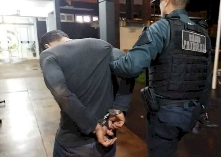 Homem é preso acusado de sequestrar mulher para roubar veículo