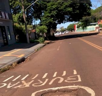Para Sinalizar Buracos, Moradores Pintam as Crateras Com o Nome do Prefeito Alan