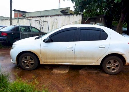 Homem estaciona carro furtado em bar e acaba preso por receptação