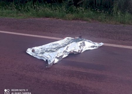Caminhando nua em rodovia, mulher é atropelada e morre