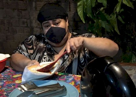 Sandra continua com cachorro-quente e planeja feijoada para comprar prótese e voltar a andar