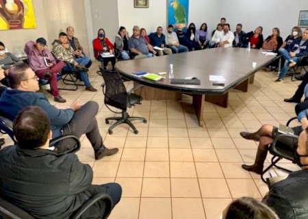 Prefeitura reúne diretores de escola para esclarecer propostas à Educação