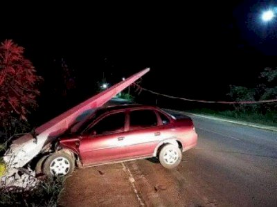 Idoso bate carro e derruba poste de iluminação em Aquidauana
