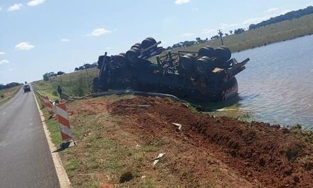 Bitrem Carregado Com Óleo Diesel Tomba Sobre Lagoa na Margem da MS-306