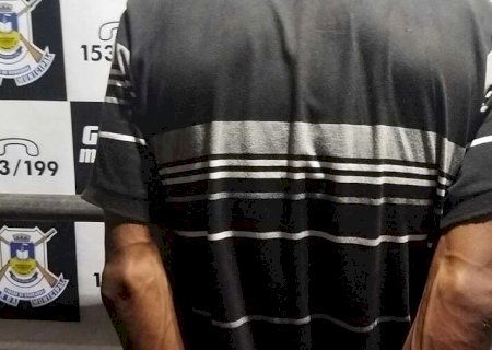 Após ser reconhecido em câmeras de segurança, homem é preso com celular furtado