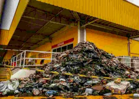 Fort amanhece com montanha de produtos incendiados e perícia em Campo Grande