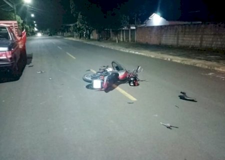 Condutor de moto morre após bater contra veículo parado em Costa Rica