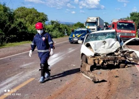 Colisão entre dois carros termina com 3 mortos e bebê de 1 ano em estado grave na BR-262