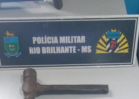 Homem é atingido com marretadas na cabeça após discussão com adolescente