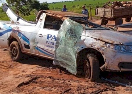 Veiculo de Funerária Fica Destruído Após Capotar Para Desviar de Animal