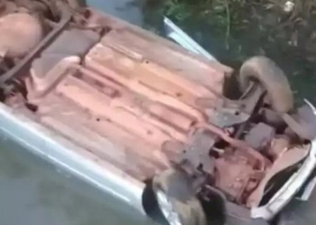 Carro cai em córrego e motorista consegue sair pelo vidro traseiro
