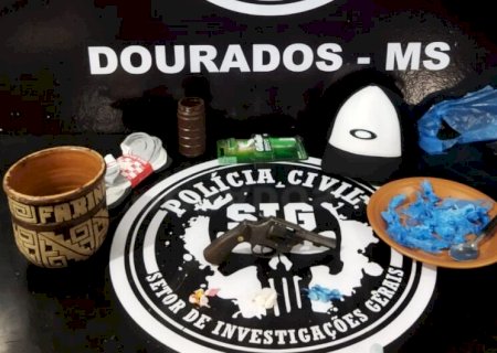 Dupla é presa com cocaína e revólver em 'boca de fumo' no Jardim Itália