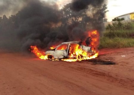 Carro que pode ter sido usado em atentado contra prefeito é encontrado em chamas