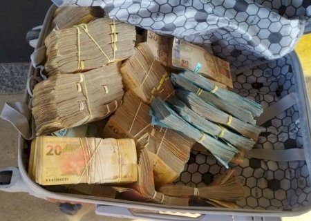 Casal é flagrado transportando R$ 160 mil sem procedência em veículo