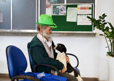 Esperando esposa no Hospital da Vida, 'seu Zé' tem companhia do inseparável cão Tufão