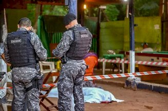 Homem é executado com 2 tiros no bar após ser visto com mulher