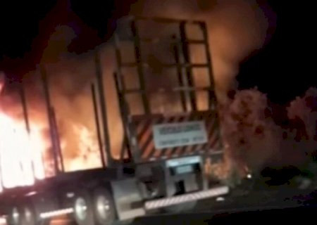 Carretas batem de frente em acidente na BR-262 e pegam fogo entre Três Lagoas e Água Clara