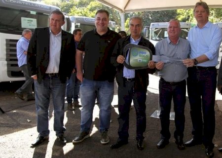 'Vai ajudar e Muita na  Colheita': Neno Razuk Comemora Com Reinaldo Entrega de Caminhões Para 12 Municipio de Ms