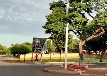Pré-candidato rasga outdoor contra ex-presidente Lula