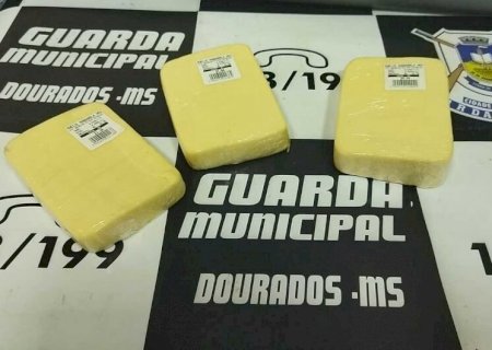 Menos de um mês após ser flagrado levando carne sem pagar, homem é preso furtando queijo