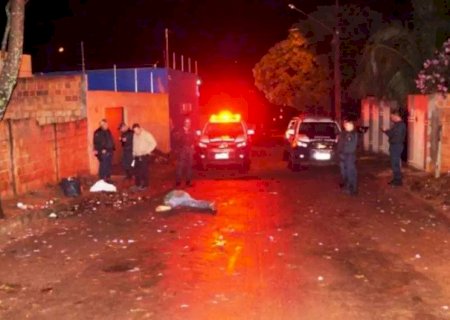 Ao voltar de igreja, mulher encontra homem assassinado