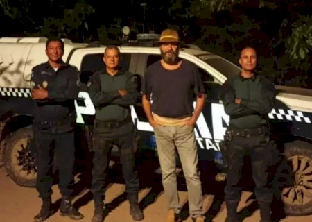 Almir Sater é parado por policiais e agentes tietam o artista: 'Senhor é dono dessa chalana?'