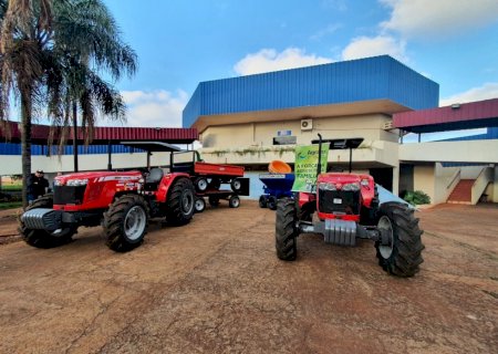 Prefeito Alan entrega maquinários agrícolas para comunidades de pequenos produtores