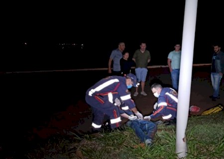 Motociclista morre após bater em rotatória e poste em Dourados